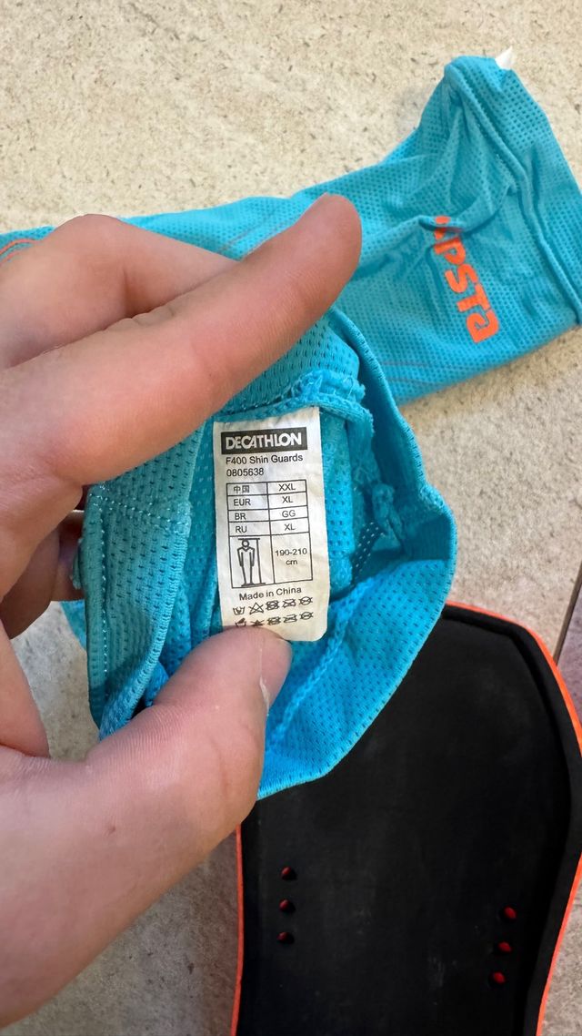 Espinilleras Kipsta Naranja y Azul