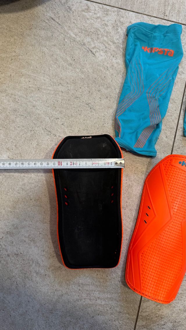 Espinilleras Kipsta Naranja y Azul