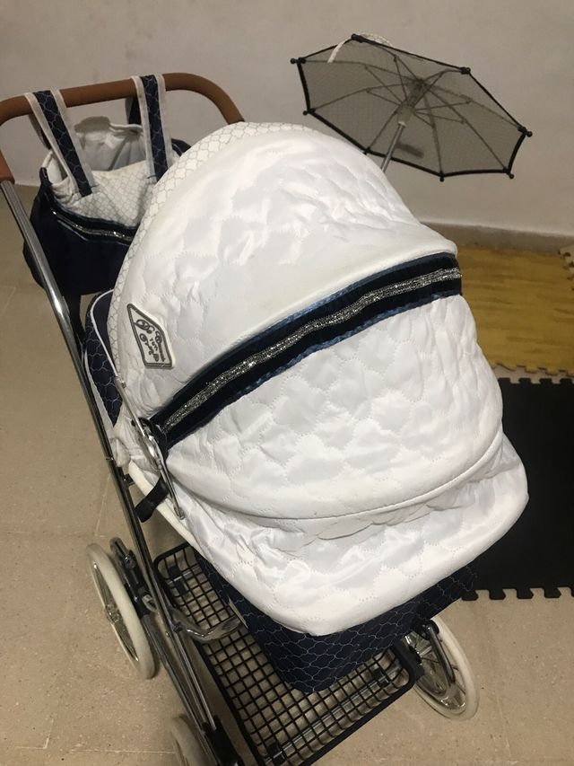Carrito de bebé reborn blanco y azul