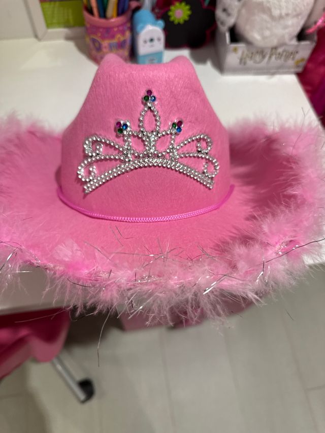 Gorro vaquero rosa con tiara y plumas