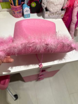 Gorro vaquero rosa con tiara y plumas