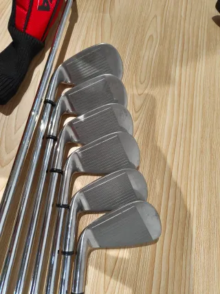 Set Pack Palos Golf y bolsa Callaway Strata 2024