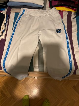 Pantalón Nike blanco con detalles azules