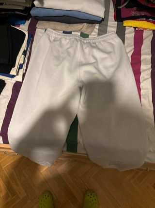 Pantalón Nike blanco con detalles azules