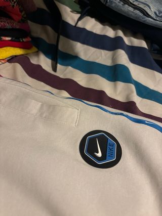 Pantalón Nike blanco con detalles azules