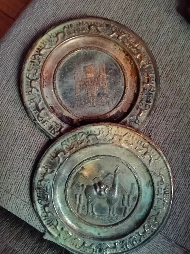 Platos cobre muy antiguos grabados a mano.