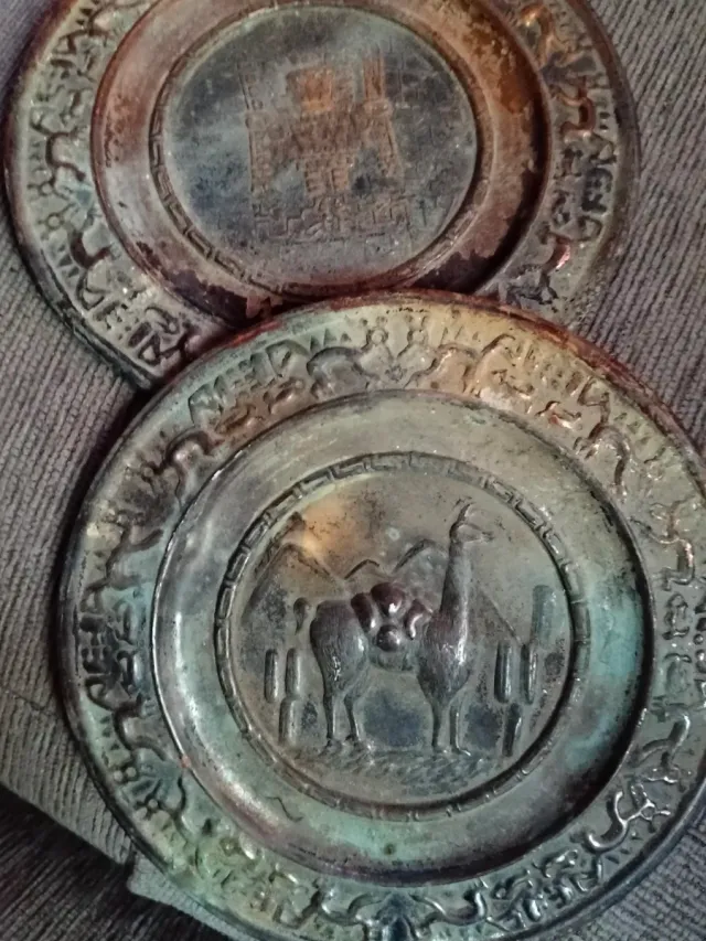 Platos cobre muy antiguos grabados a mano.