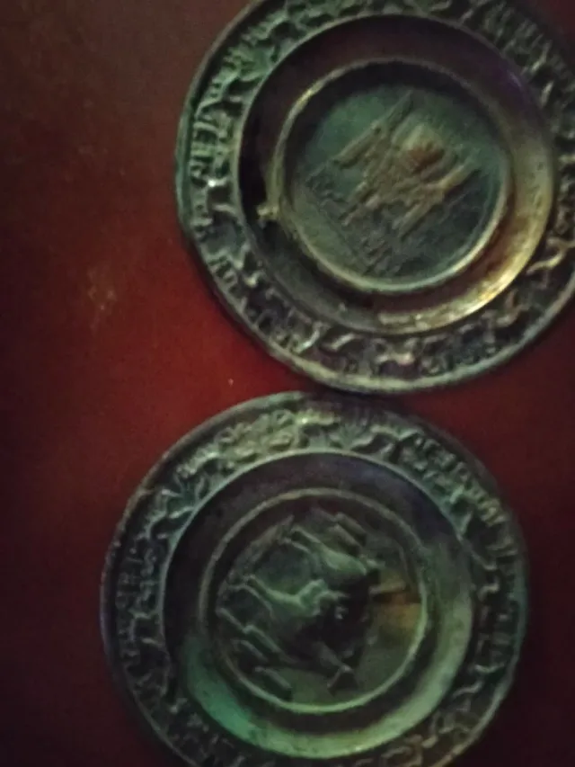 Platos cobre muy antiguos grabados a mano.