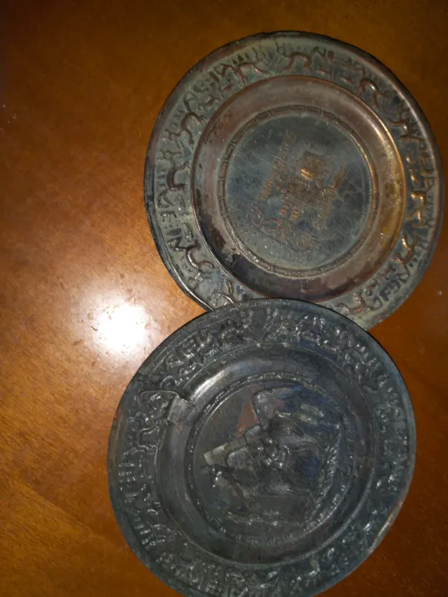 Platos cobre muy antiguos grabados a mano.