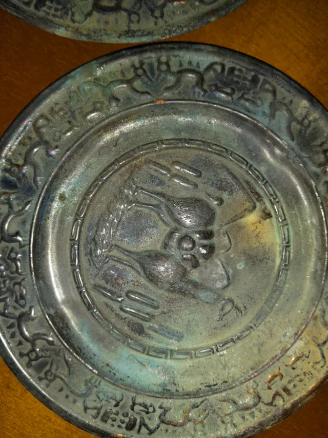 Platos cobre muy antiguos grabados a mano.