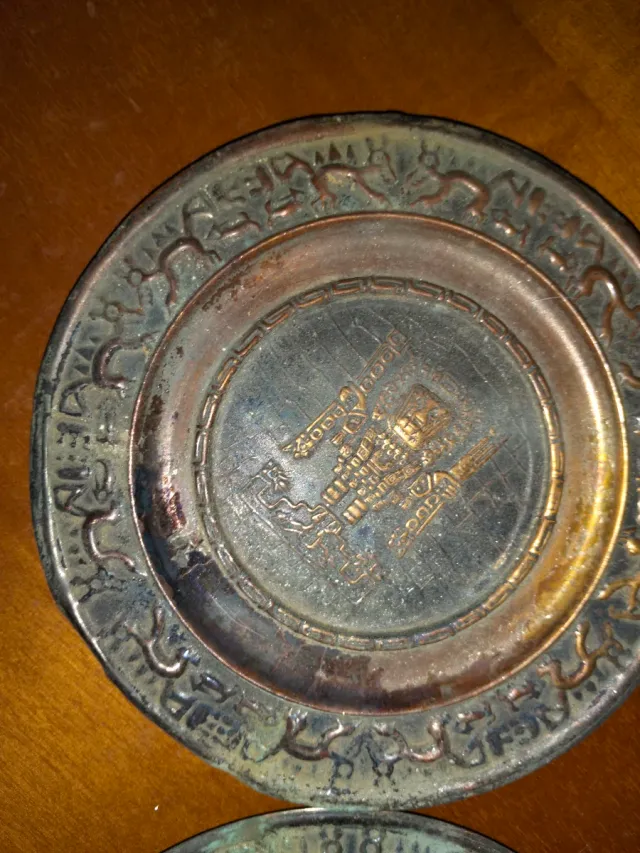 Platos cobre muy antiguos grabados a mano.