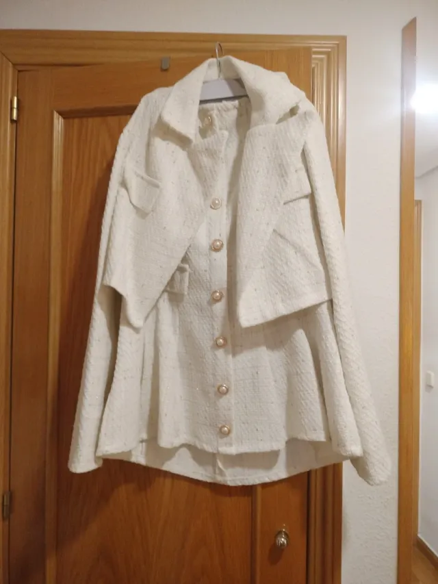 Conjunto chaqueta y vestido blanco elegante