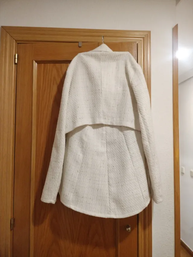 Conjunto chaqueta y vestido blanco elegante