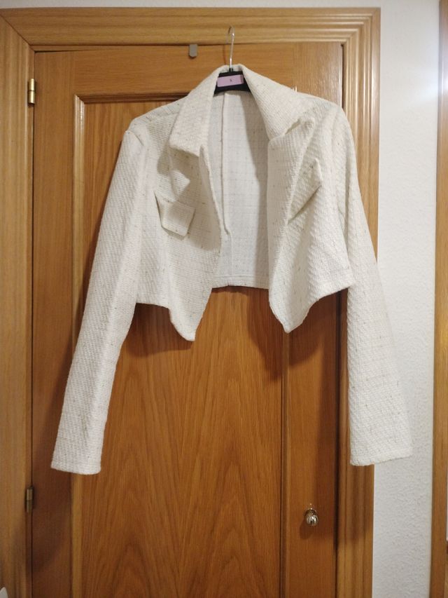 Conjunto chaqueta y vestido blanco elegante