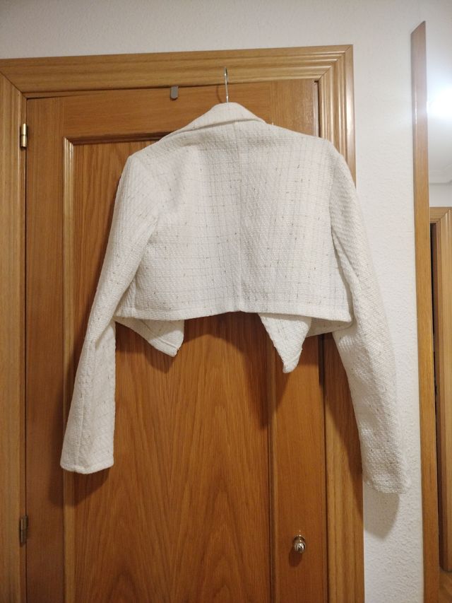 Conjunto chaqueta y vestido blanco elegante