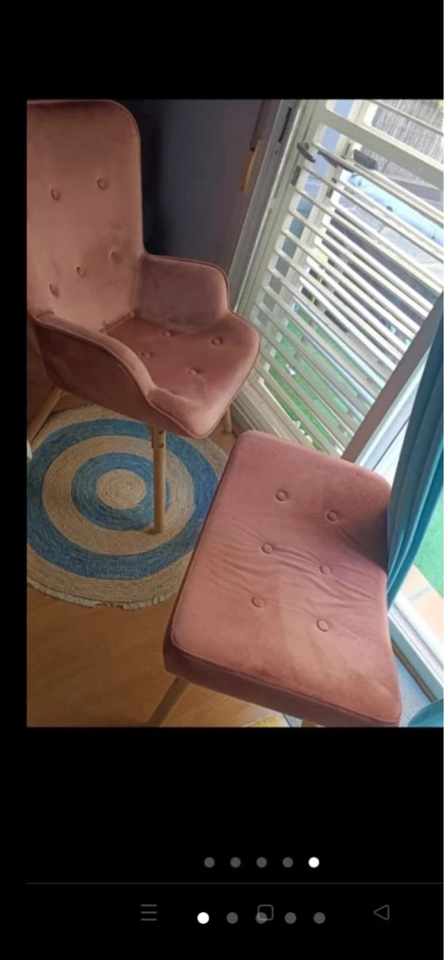 Sillón y reposapiés rosa empolvado