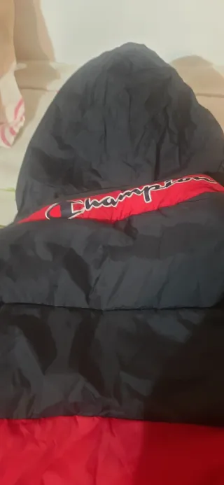 Anorak chico rojo y negro