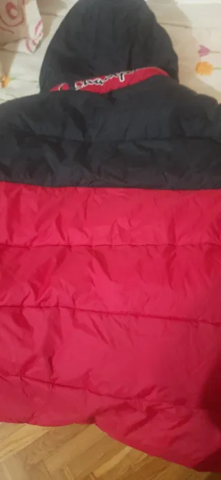 Anorak chico rojo y negro