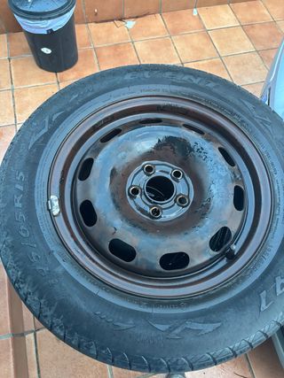 Neumático 195/65R15 con llanta de hierro