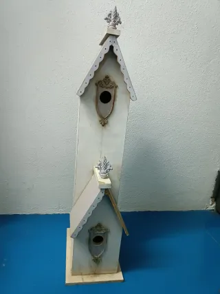 Pajarera de madera decorada