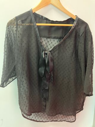 Blusa negra lencera con lazo