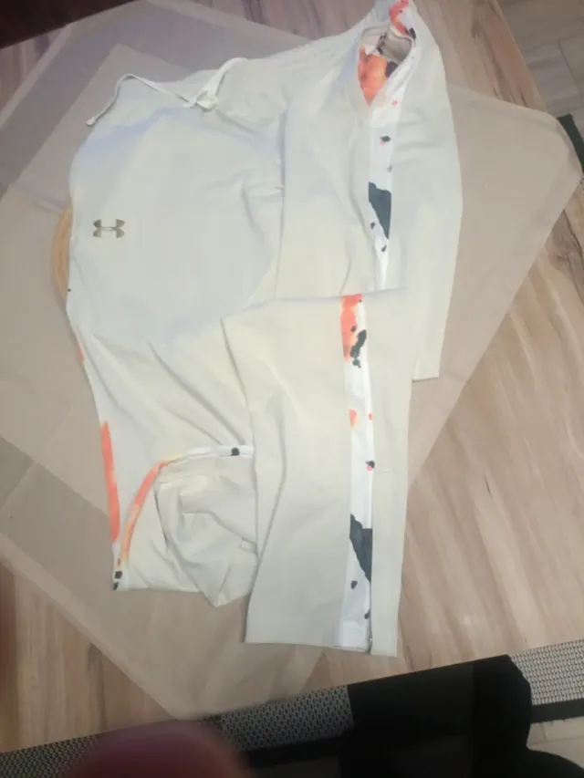 Pantalones chándal Under Armour hombre beige