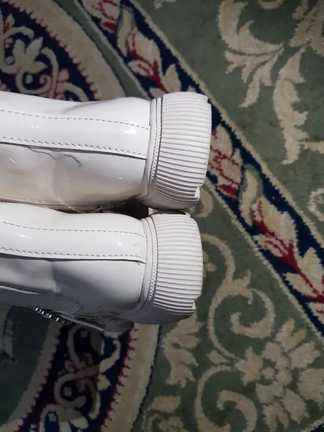 Botas niña color crema con hebilla brillante