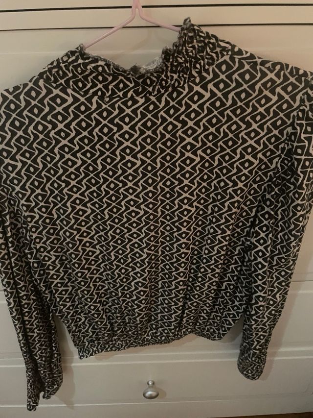 Camisa estampada cuello alto