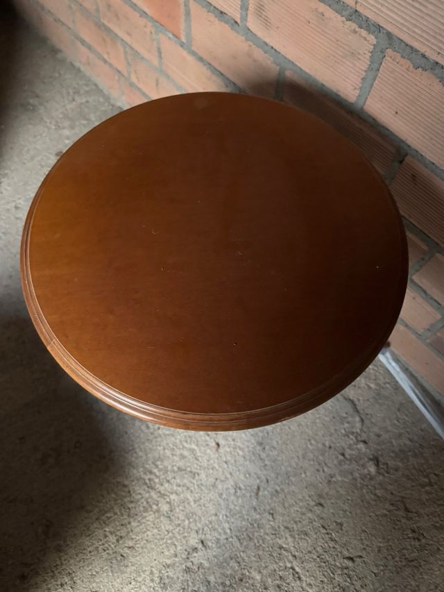 Mesa auxiliar redonda de madera