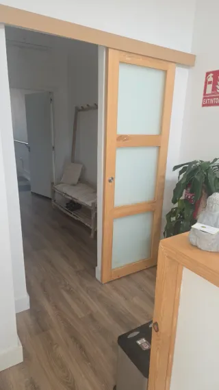 Puerta corredera madera y cristal