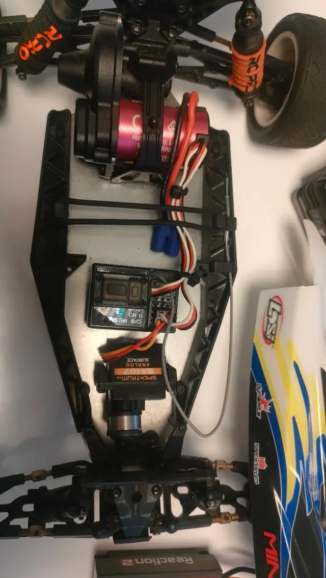 Coche RC Losi con mando y baterías