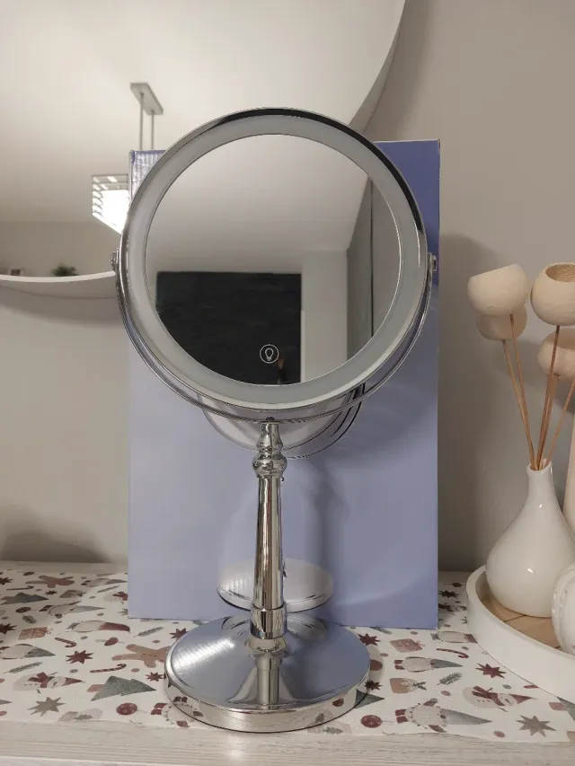 Espejo de aumento plateado con luz LED