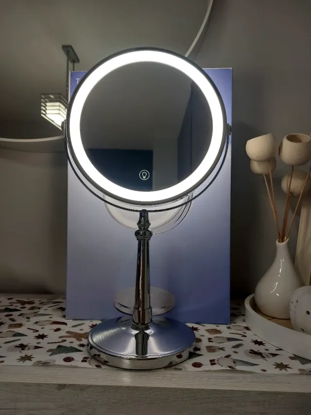 Espejo de aumento plateado con luz LED