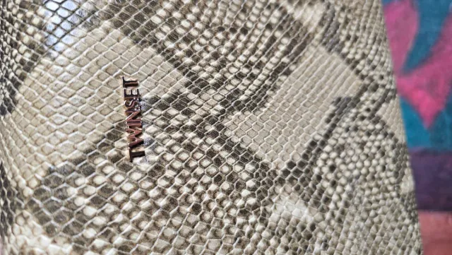 Bolso bandolera Twinset de piel, estampado serpien