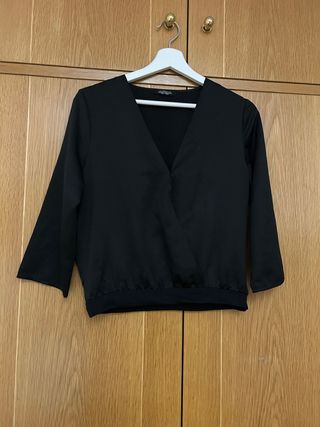 Camisa negra cruzada manga 3/4