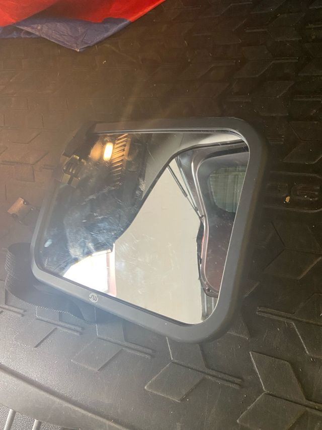 Espejo retrovisor para vigilar bebés desde el cond