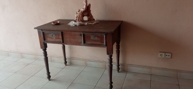 Mesa antigua de madera