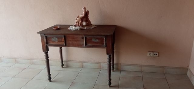 Mesa antigua de madera
