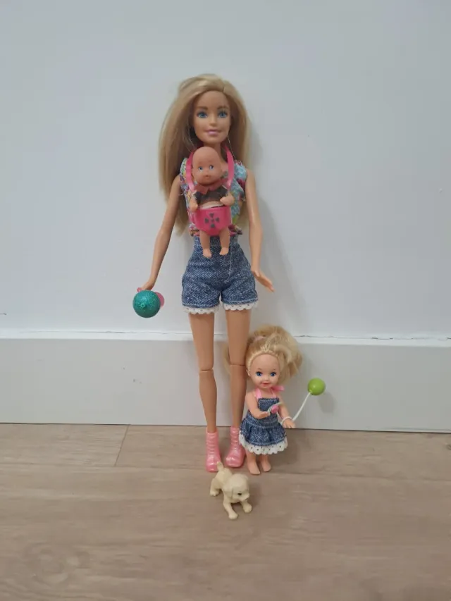 Barbie con bambino, bambina e cucciolo