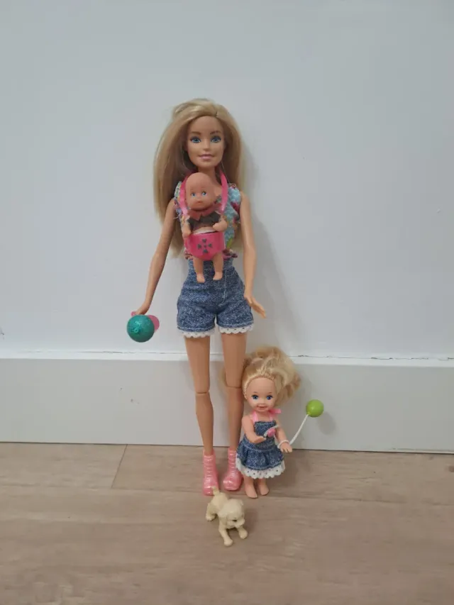 Barbie con bambino, bambina e cucciolo