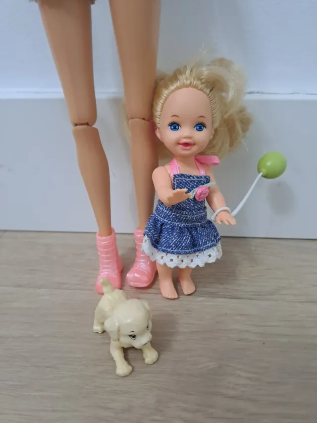 Barbie con bambino, bambina e cucciolo