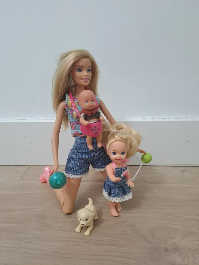Barbie con bambino, bambina e cucciolo