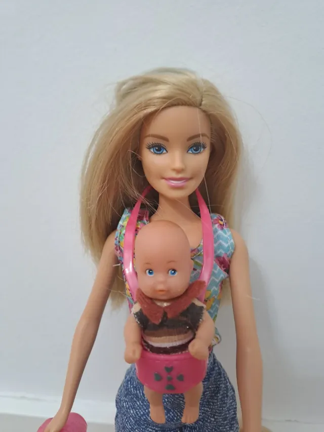Barbie con bambino, bambina e cucciolo