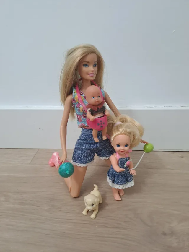 Barbie con bambino, bambina e cucciolo