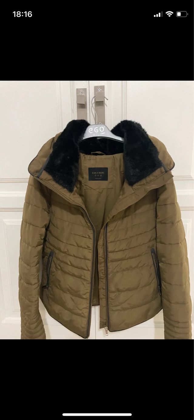 Chaquetón Zara verde oliva con cuello de pelo