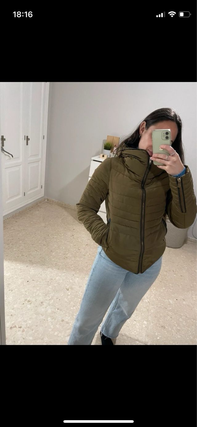 Chaquetón Zara verde oliva con cuello de pelo