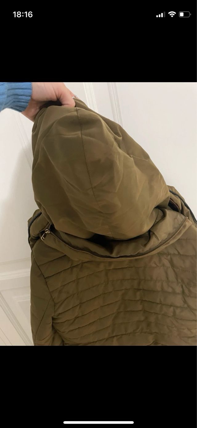Chaquetón Zara verde oliva con cuello de pelo