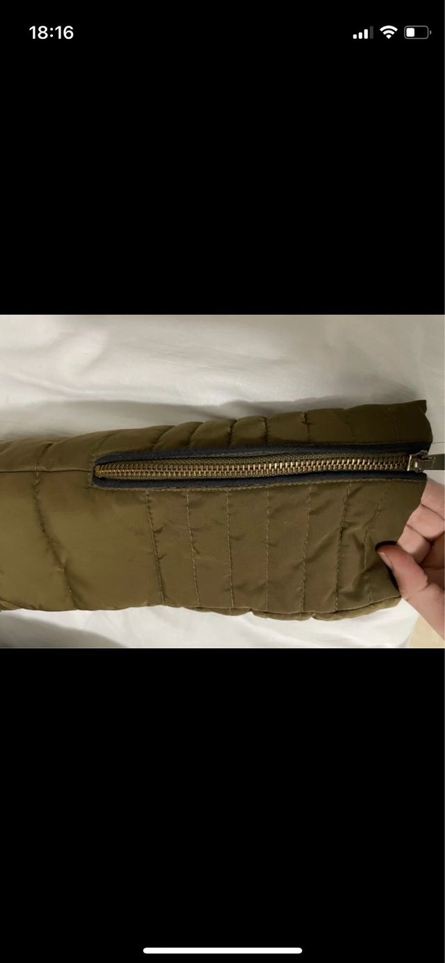 Chaquetón Zara verde oliva con cuello de pelo