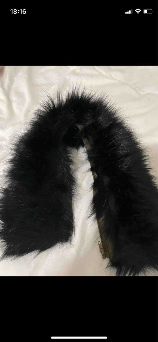 Chaquetón Zara verde oliva con cuello de pelo