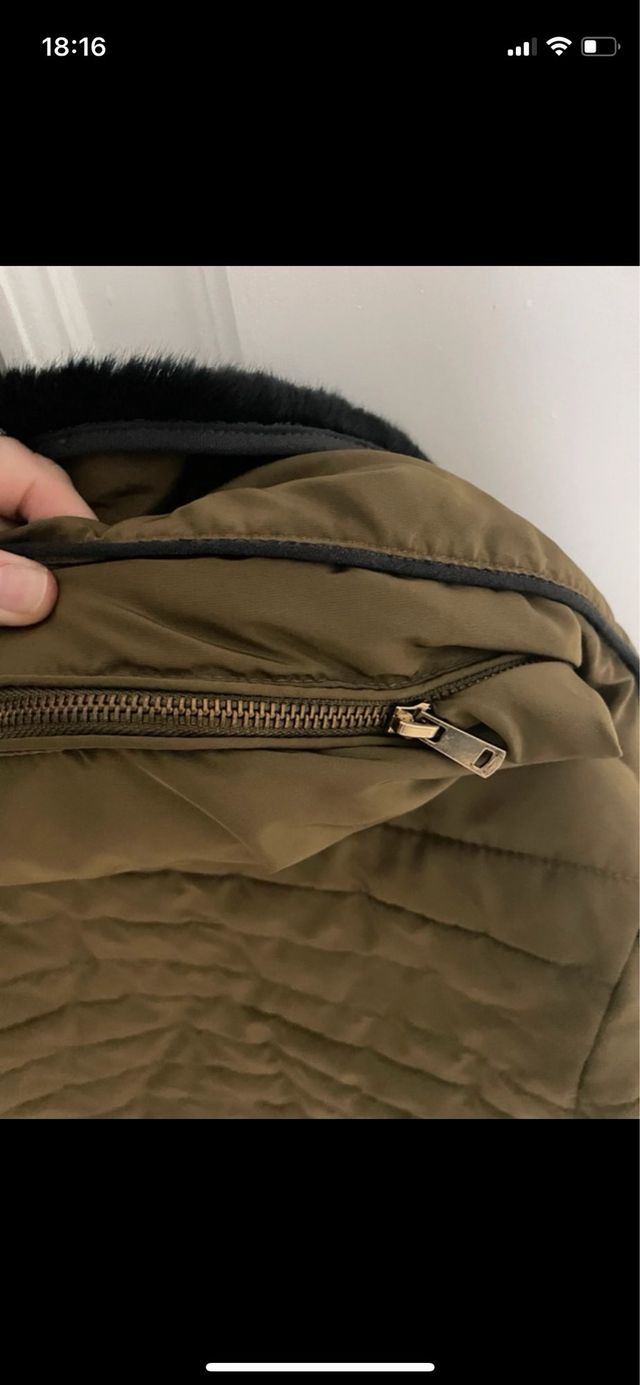 Chaquetón Zara verde oliva con cuello de pelo